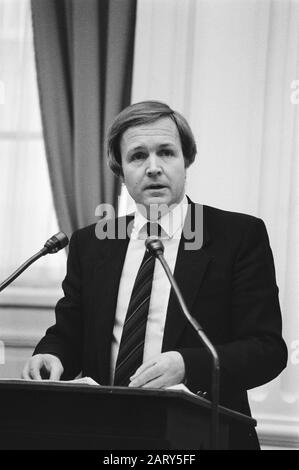 Zweite Kammer. Unter anderem Wirtschaft. Terlouw (l.) während seiner Antwort Datum: 24. Februar 1982 Stichwörter: Politisch Stockfoto