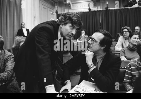 Zweite Kammer. Unter anderem Wirtschaft. Lubbers (CDA) im Gespräch mit Brinkhorst (D66) Datum: 24. Februar 1982 Stichwörter: Politisch Stockfoto