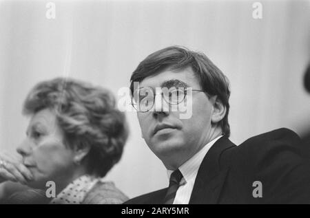 Zweite Kammer, Allgemeine Überlegungen; Nr. 8, 9: Minister Nijpels (mit Brille), Schlagzeile Datum: 8. Oktober 1987 Schlagwörter: Reflections persönlicher Name: Nijpels, Ed Stockfoto