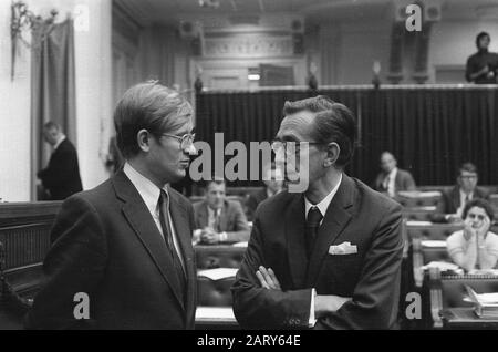 Zweite Kammer, Allgemeine Erwägungen, nein 3, 4 Links Wiegel, rechts Joekes Datum: 13. Oktober 1971 Schlagwörter: CONTINUTIONS persönlicher Name: Joekes Institutionenname: Haus Stockfoto