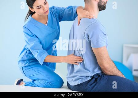 Physiotherapeut arbeitet mit männlichen Patienten im Rehabilitationszentrum Stockfoto