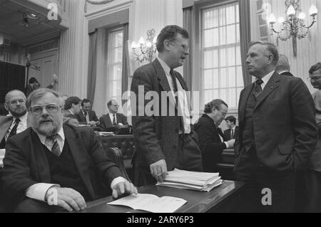 Unterhaus, Budget-Justiz; Minister Korthals Altes (r) im Gespräch mit PvdA-Sprecher Kosto (m) und Woltgens (l) Datum: 1. November 1988 Stichworte: Budgets, Politischer Name: Kosto, Aad, Minister Korthals Altes Stockfoto