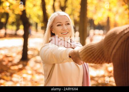 Liebevolles reifes Paar im Herbstpark Stockfoto