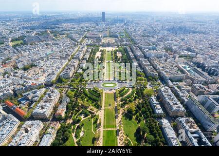 Blick auf Champ de Mars vom Eiffelturm in Paris, Frankreich Stockfoto