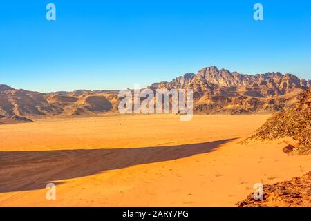 Luftaufnahme der Tallandschaft der Wüste Wadi Rum und des Mondsenals am Nachmittag, Südjordanland. Beliebte Touristenattraktion für Stockfoto