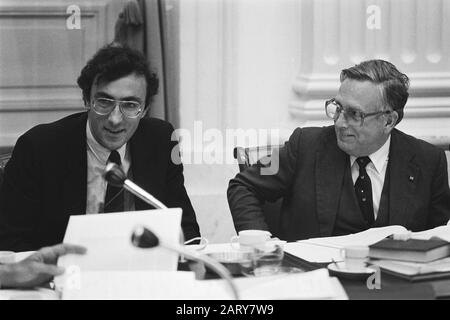 Unterhaus, Ausschusssitzung zur Deregulierung (Bericht Geelhoed); Prof. Geelhoed (l) und Minister Korthals Altes (Just.) hinter dem Regierungstisch/Datum: 9. Mai 1984 Schlagwörter: Politik Personenname: Minister Korthals Altes, Prof. Geelhoed Institutionename: Haus Stockfoto