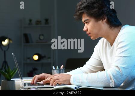 Asiatischer Programmierer arbeitet am späten Abend Stockfoto