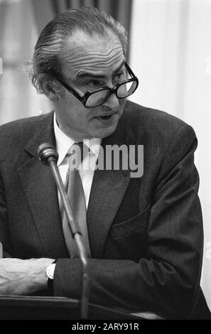 Zweite Kammer, Verteidigungshaushalt; Minister Vredeling zum Wort Datum: 10. November 1976 Stichwörter: Politischer Personenname: Vredeling, Henk Stockfoto