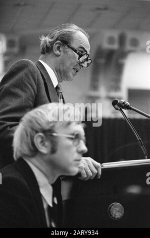 Zweite Kammer, Verteidigungshaushalt; Vredeling zum Wort Datum: 10. November 1976 Schlüsselwörter: Politisch Stockfoto