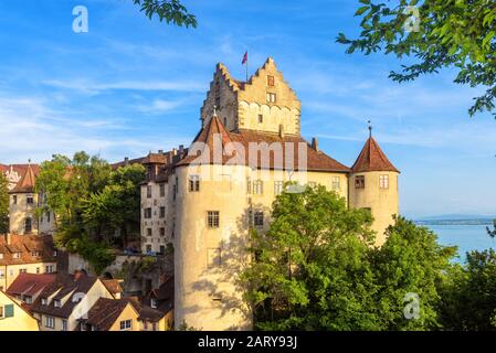 Schloss Meersburg am Bodensee oder am Bodensee. Diese alte Burg ist ein Wahrzeichen der Meersburger Stadt. Malerische Aussicht auf die deutsche Burg im Zusammenfassung Stockfoto