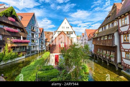 Vintage Street in der Ulmer Altstadt. Schöne Aussicht auf das historische Fischviertel im Sommer. Sie ist ein Wahrzeichen Ulms. Panorama der alten Dist Stockfoto