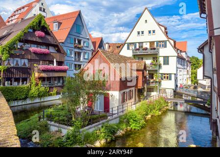 Ulmer Stadtbild, Deutschland. Vintage-Häuser in der Ulmer Altstadt. Schöne Aussicht auf das historische Fischviertel im Sommer. Sie ist ein Wahrzeichen Ulms. Altes c Stockfoto