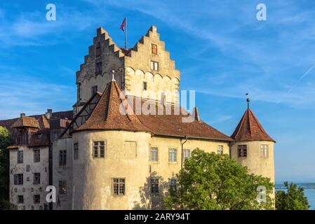 Schloss Meersburg am Bodensee oder am Bodensee. Diese mittelalterliche Burg ist ein Wahrzeichen der Stadt. Nahaufnahme zum alten deutschen Schloss im Sommer. Scener Stockfoto