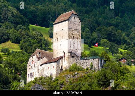 Schloss Sargans in Bergen, Schweiz. Sie ist ein Wahrzeichen des Kanton St. Gallen. Malerische Aussicht auf die alte Burg auf dem Hintergrund des Alpenwaldes. Landschaft von m Stockfoto