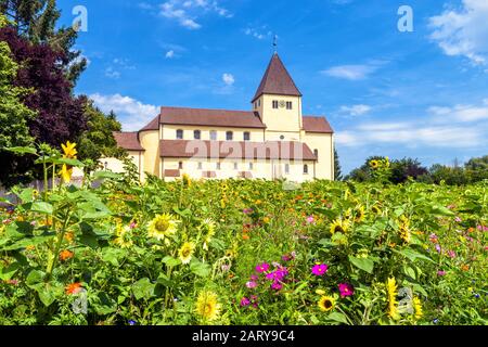 Reichenau-Insel im Bodenseeraum. Es ist eine Touristenattraktion von Baden-Württemberg. Schöner Blick auf die alte St.-Georgs-Kirche, Wahrzeichen von Reic Stockfoto