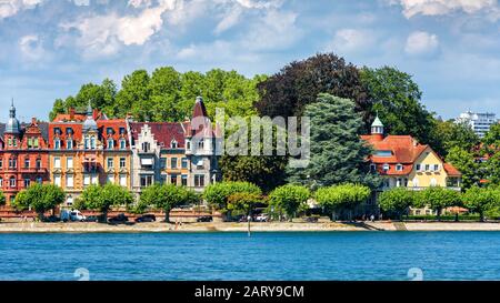 Konstanz oder Konstanz im Sommer. Malerischer Blick auf die Küste des Bodenseekreises. Blick auf die Böschung im Zentrum von Konstanz mit Verschönerung Stockfoto