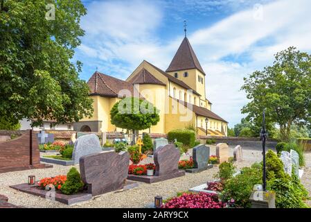 Friedhof an der alten Georgskirche auf der Reichenauer Insel. Diese mittelalterliche Kirche ist eine Touristenattraktion von Baden-Württemberg. Panoramaaussicht auf fa Stockfoto