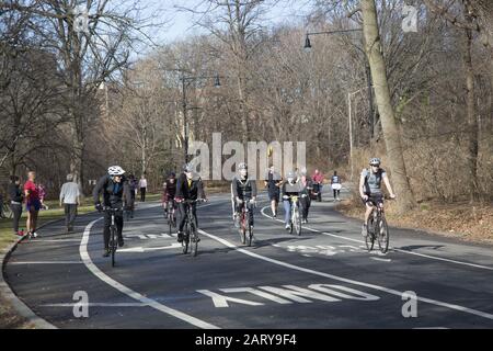 Radfahrer genießen einen warmen Winternachmittag im Prospect Park, Brooklyn, New York. Stockfoto