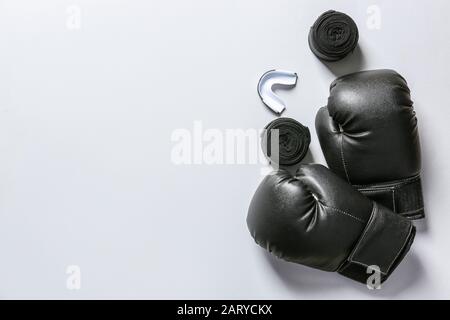 Boxhandschuhe, Handgelenkbänder und Mundstück auf weißem Hintergrund Stockfoto