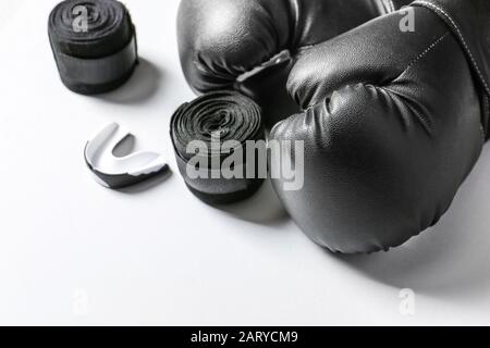 Boxhandschuhe, Handgelenkbänder und Mundstück auf weißem Hintergrund Stockfoto