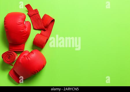 Boxhandschuhe und Armbänder auf Farbhintergrund Stockfoto