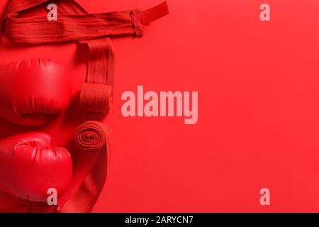 Boxhandschuhe und Armbänder auf Farbhintergrund Stockfoto