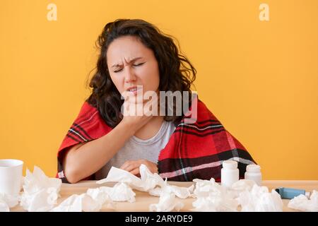 Frau an Grippe auf Farbhintergrund erkrankt Stockfoto