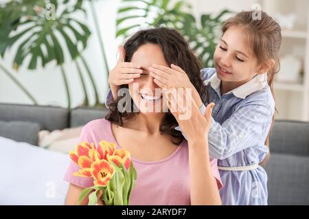 Kleines Mädchen Gruß ihre Mutter zu Hause Stockfoto