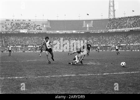 Feyenoord gegen den FC den Haag: 3-3 Van Hanegem (links) Spielstände Datum: 28. Oktober 1973 Standort: Rotterdam, Zuid-Holland Schlagwörter: Tore, Sport, Fußball persönlicher Name: Hanegem, Willem van Stockfoto