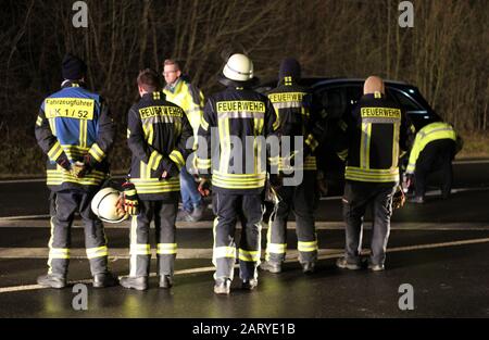 29. Januar 2020, Baden-Württemberg, Lauda-Königshofen: Feuerwehrleute stehen nach einem Unfall auf einer Bundesstraße. Ein Fußgänger wurde auf der B 290 bei Lauda-Königshofen (Landkreis Main-Tauber) von einem Auto getroffen und getötet. Foto: Rene Engmann / dpa Stockfoto