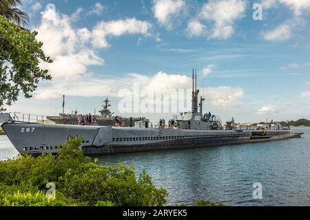 Oahu, Hawaii, USA. - 10. Januar 2020: Pearl Harbor. Langes U-Boot USS Bowfin hält sich unter blauer Wolke aus blauem Wasser. Die Leute oben. Dez Stockfoto