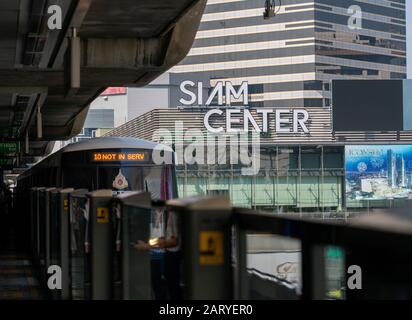 Das Einkaufszentrum Siam Centre mit Blick von der Siam BTS-Station Siam Centre Shopping Mall ist eines der beliebten Einkaufszentren in Bangkok Stockfoto