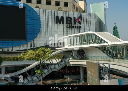 Einkaufszentrum MBK. MBK ist ein großes Einkaufszentrum mit Restaurants, IT-Produkten, Handy, Kleidung usw. eines der größten in Bangkok Stockfoto