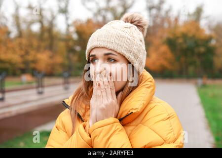 Porträt der besorgten jungen Frau im Freien Stockfoto