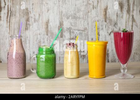 Gläser mit verschiedenen gesunden Smoothie auf dem Tisch Stockfoto