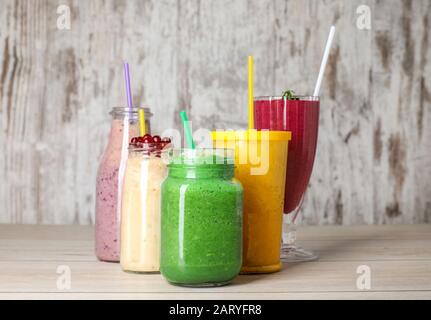 Gläser mit verschiedenen gesunden Smoothie auf dem Tisch Stockfoto
