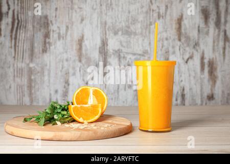 Glas gesunder Fruchtsmoothie auf dem Tisch Stockfoto