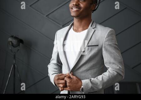 Stilvoller afroamerikanischer Mann im Zimmer Stockfoto