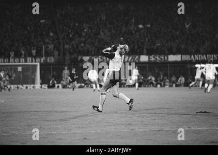 Fußball Nederland-Belgien: 3:0. Vorrunde WM Spanien Freude an Torhüter Van Breukelen nach Tordatum: 14. Oktober 1981 Ort: Rotterdam, Zuid-Holland Schlagwörter: Torverteidiger, Sport, Fußball Personenname: Breukelen, Hans van Stockfoto