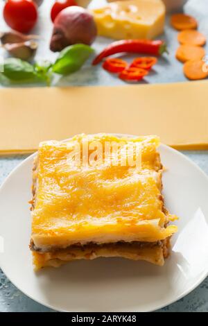 Platte mit leckerem Backlasagna auf dem Tisch Stockfoto