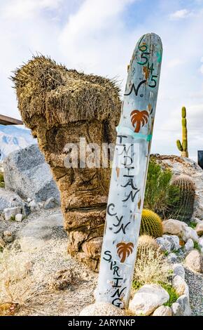 Eine Folkkunstskulptur der vier großen hawaiianischen Tiki-Götter, die aus einem Palmenstumpf geschnitzt wurde. Stockfoto