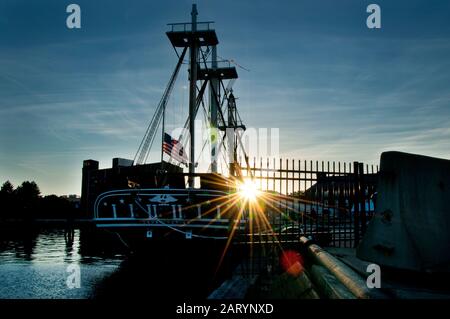 Das Schlachtschiff der USS wird mit sternähnlicher Sonne am Hafen einquartiert Stockfoto