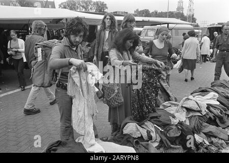 Gebrauchte Kleidung auf Waterlooplein, Knaben, die Kleidung suchen ab Datum: 2. August 1972 Ort: Amsterdam, Noord-Holland Schlagwörter: Kleidung Stockfoto