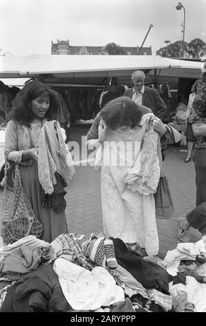 Gebrauchte Kleidung auf Waterlooplein, Knaben, die Kleidung suchen ab Datum: 2. August 1972 Ort: Amsterdam, Noord-Holland Schlagwörter: Kleidung Stockfoto