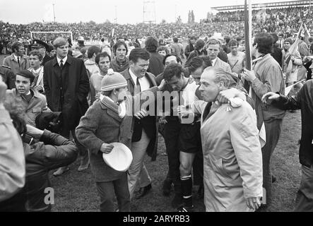 Twente versus Feijenoord 0-1 Feijenoord Champion der Niederlande in der Wahldivisie, Ove Kindvall Datum: 26. Mai 1969 Ort: Overijssel, Twente Schlüsselwörter: Sport, Fußball Persönliche Bezeichnung: Kindvall, Ove Institution Name: Feyenoord Stockfoto