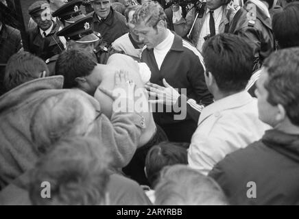 Twente gegen Feijenoord 0-1. Feijenoord Champion der Niederlande in der Wahlredivisie ist Ove Kindvall zusammen mit dem Betreuer Gerard Meijer Datum: 26. Mai 1969 Ort: Enschede Schlüsselwörter: Fußball, Fußballer persönlicher Name: Kindvall, Ove Institution Name: Feyenoord Stockfoto