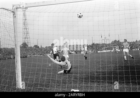 Twente gegen Feijenoord 0-1. Feijenoord Champion der Niederlande in der Erodivisie hat Ove Kindvall (links) das Tor erzielt, Keeper Writers is no Chance Date: 26. Mai 1969 Ort: Enschede Schlüsselwörter: Fußball persönlicher Name: Kindvall, Ove, Writers, Piet Institution Name: Feyenoord Stockfoto