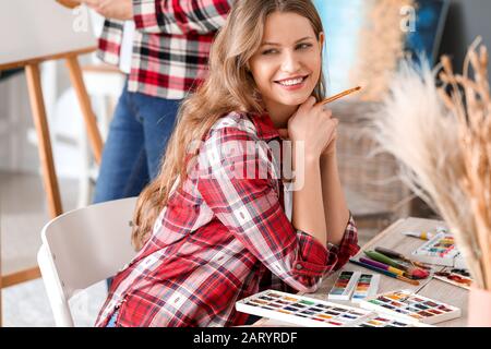 Portrait junger Künstlerinnen im Studio Stockfoto