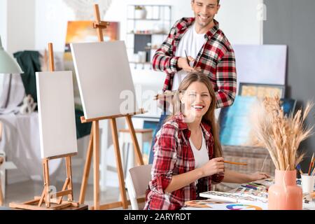 Paar junge Künstler arbeiten im Studio Stockfoto