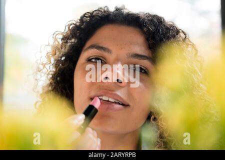 Frau Auftragen von Lippenstift Stockfoto